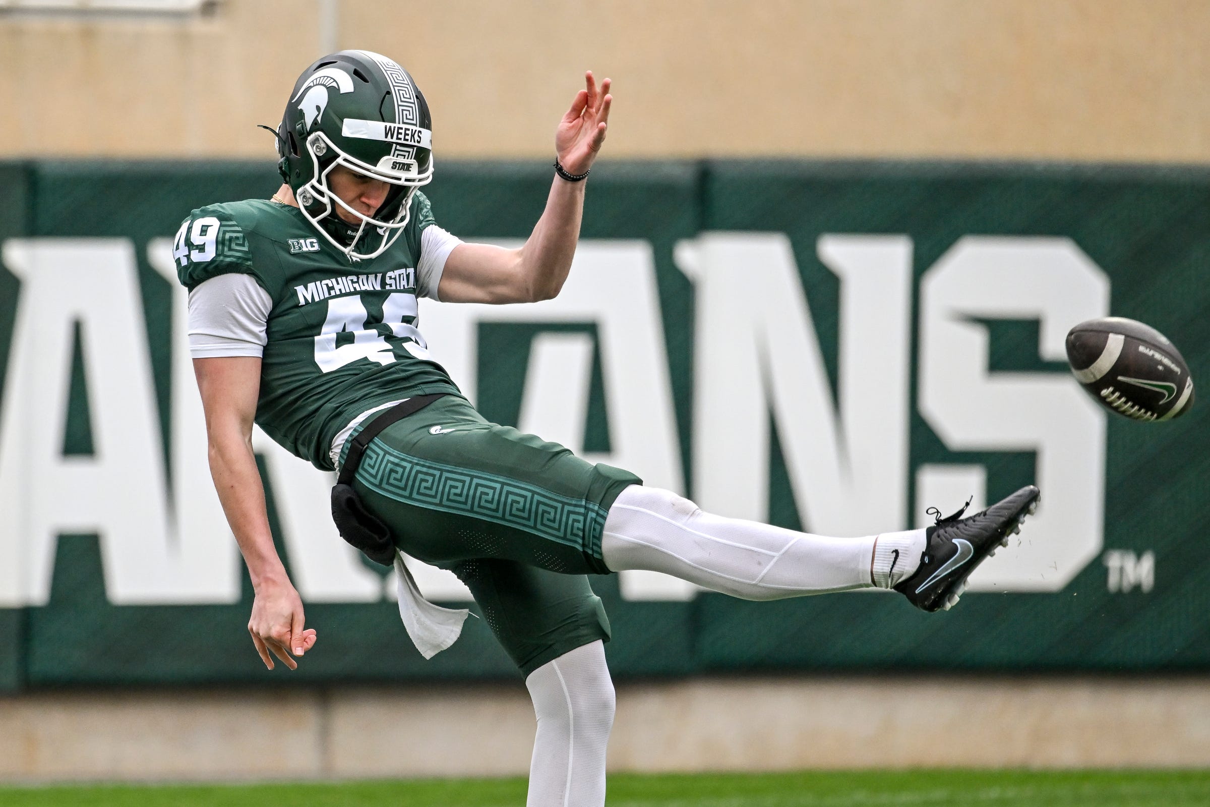 2026-04-18T201354Z_1822986240_MT1USATODAY28759778_RTRMADP_3_MICHIGAN-STATE-S-ALEX-WEEKS-PUNTS-THE-BALL-DURING-THE.JPG