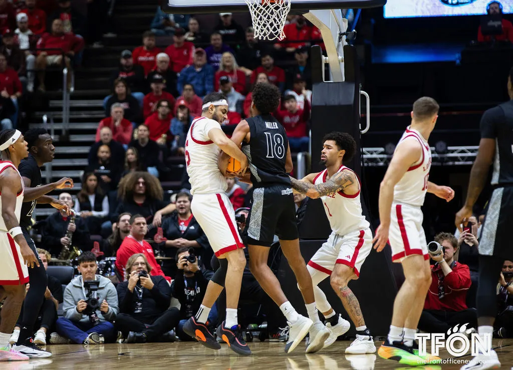 Bearcats suffer first loss of the season to No. 6 Louisville, 74-64 article image from TFON
